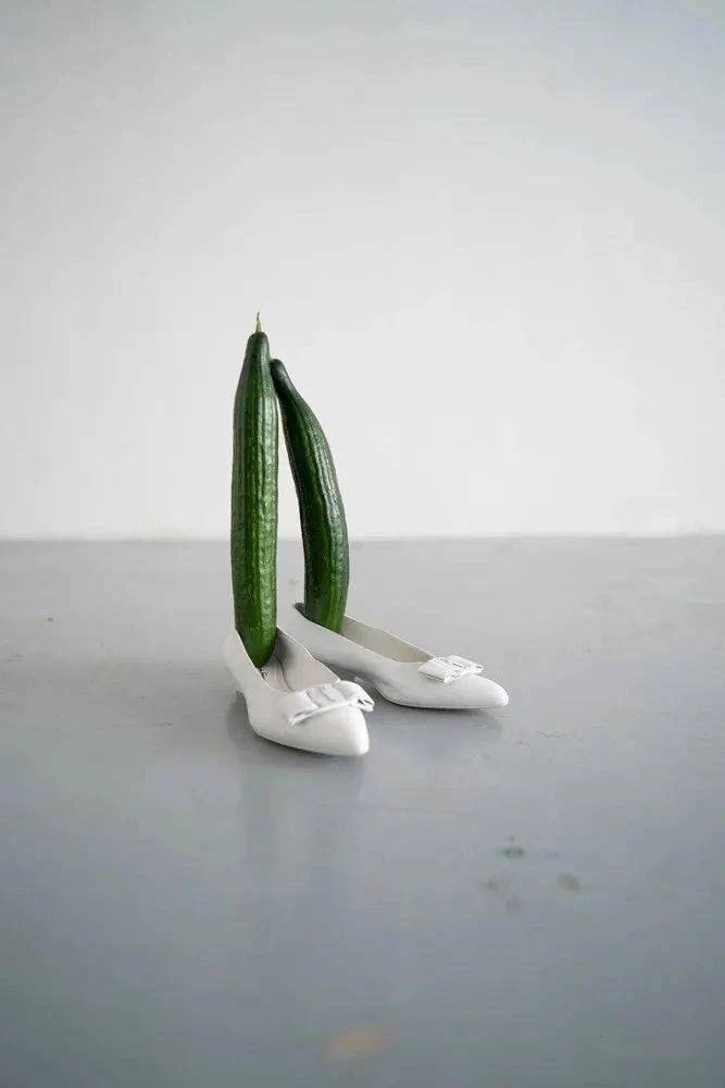 歐文．沃姆（Erwin Wurm），《維也納室內雕塑》，2020，數位影像輸出，200×133cm。-圖片